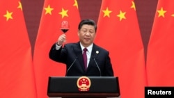 资料照片:中国国家主席习近平2019年4月26日在北京人大会堂举行的第二届“一带一路”高峰论坛欢迎宴会上发表讲话后举起酒杯。（2019年4月26日）