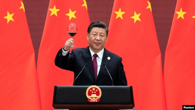中国国家主席习近平2019年4月26日在北京人大会堂举行的第二届一带一路高峰论坛欢迎宴会上发表讲话后举起酒杯。