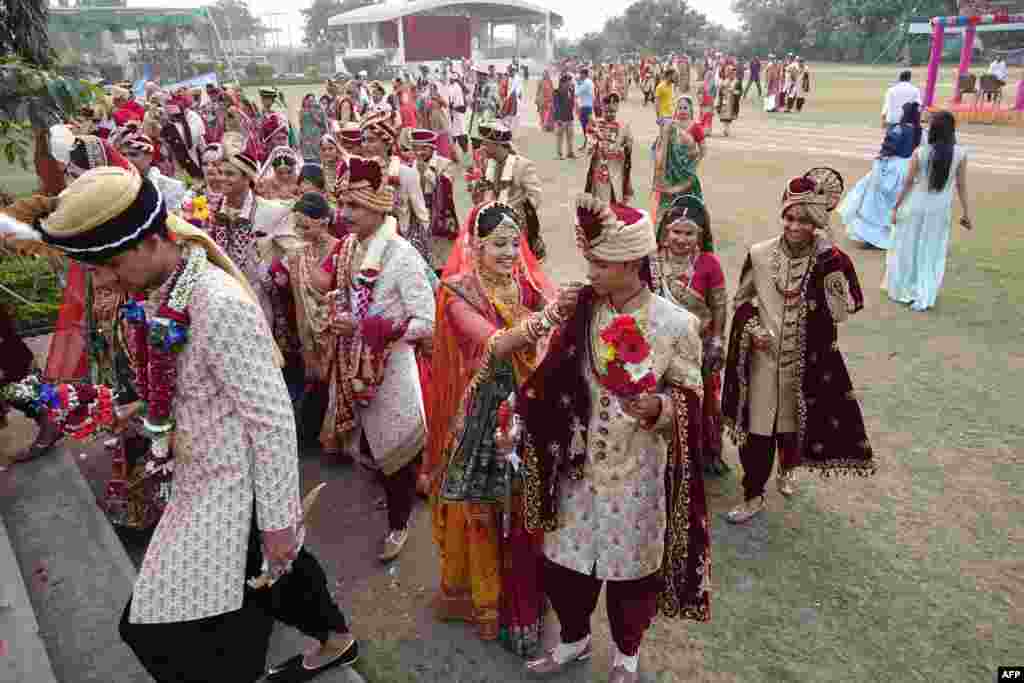 ہندو برادری میں شادی کے تقریب ایک منڈپ میں انجام پاتی ہے جہاں دلہا اور دلہن کو اگنی (آگ) کے گرد سات چکر لگانا ہوتے ہیں۔