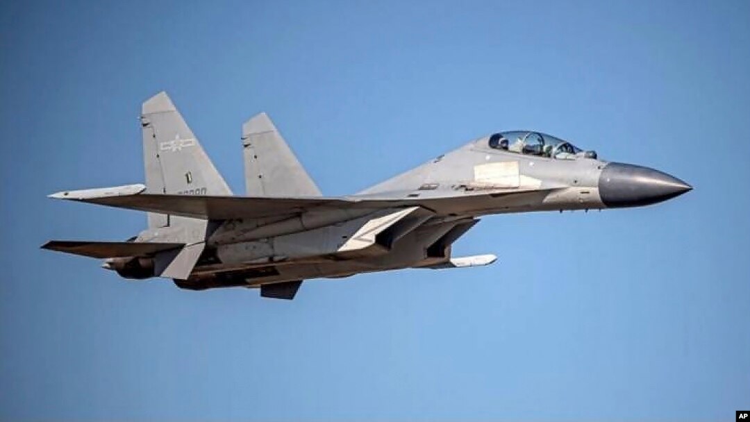 Arhiv - Kineski avion PLA J-16 (Foto: AP/Taiwan Ministry of Defense)