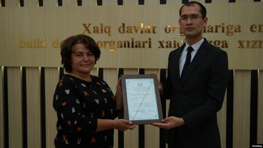 O'zbekiston Adliya vazirligida Nodavlat notijorat tashkilotlar boshqarmasi boshlig'i Avazbek Madaminov IREX vakiliga registratsiya haqidagi sertifikatni topshirdi, 14-aprel, 2021 