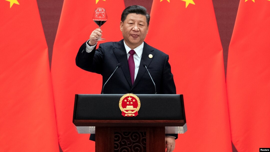 中国国家主席习近平2019年4月26日在北京人大会堂举行的第二届一带一路高峰论坛欢迎宴会上发表讲话后举起酒杯。