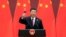 中国国家主席习近平2019年4月26日在北京人大会堂举行的第二届一带一路高峰论坛欢迎宴会上发表讲话后举起酒杯。