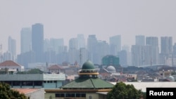 Asap polusi menyelimuti gedung-gedung pencakar langit di Jakarta, 9 Agustus, 2023. (Foto: Willy Kurniawan/Reuters) 