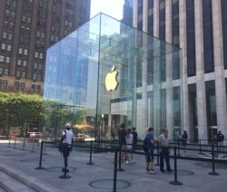 지난달 19일 미국 뉴욕시 애플 매장 입구에 사회적 거리두기를 위한 안내선이 설치됐다.
