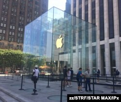 지난달 19일 미국 뉴욕시 애플 매장 입구에 사회적 거리두기를 위한 안내선이 설치됐다.