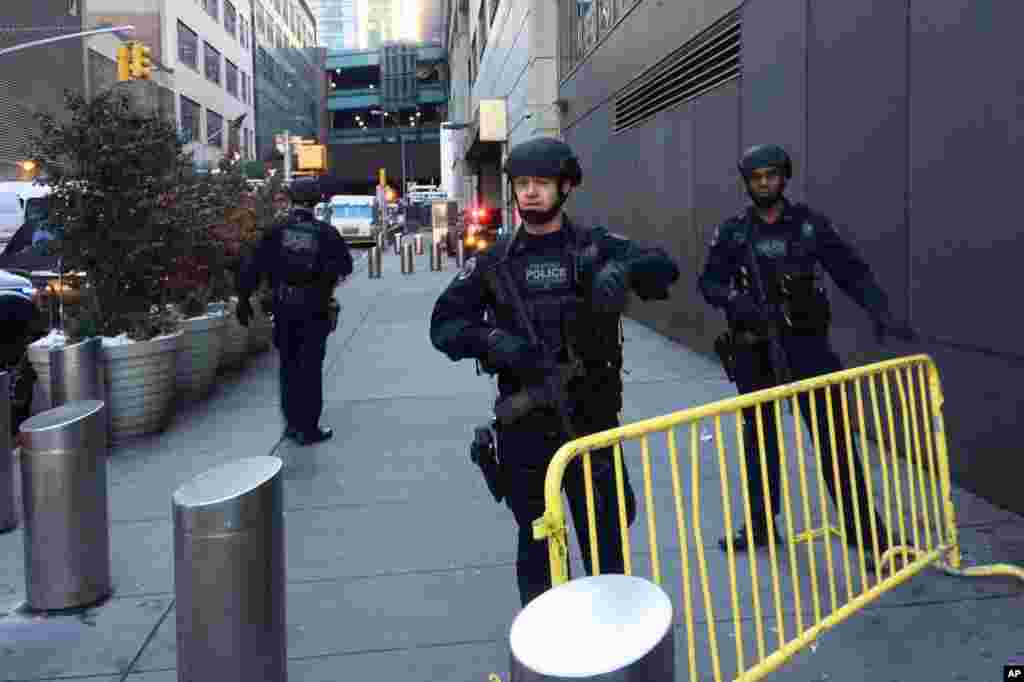 Polisi memblokir jalur pejalan kaki pada saat merespon sebuah laporan mengenai ledakan dekat Times Square, 11 Desember 2017, di New York.