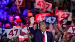 Kandidat presiden AS dari Partai Republik Donald Trump menyapa pendukungnya saat berkampanye di Lancaster, Pennsylvania, pada 20 Oktober 2024. (Foto: AP/Susan Walsh)