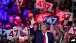 Kandidat presiden AS dari Partai Republik Donald Trump menyapa pendukungnya saat berkampanye di Lancaster, Pennsylvania, pada 20 Oktober 2024. (Foto: AP/Susan Walsh)