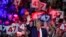 Kandidat presiden AS dari Partai Republik Donald Trump menyapa pendukungnya saat berkampanye di Lancaster, Pennsylvania, pada 20 Oktober 2024. (Foto: AP/Susan Walsh)