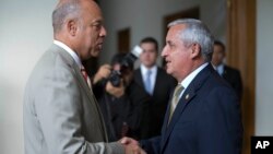 El secretario Jeh Johnson saluda al presidente de Guatemala, Otto Pérez Molina, con quien analizó la crisis de los niños inmigrantes.