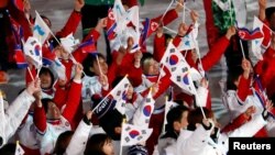 Para atlet dari dua negara Korea Utara dan Korea Selatan berpartisipasi dalam upacara penutupan Olimpade Musim Dingin 2018 di Pyeongchang pada 25 Februari 2018. (Foto: Reuters/Damir Sagolj)