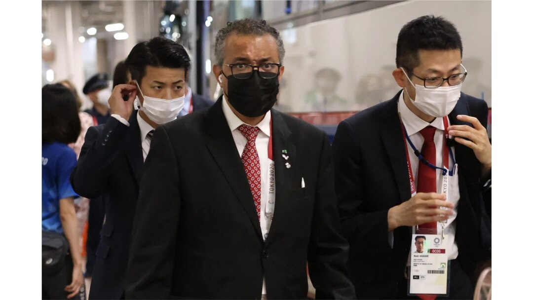 Direktur Jenderal Organisasi Kesehatan Dunia Tedros Adhanom Ghebreyesus, tengah, tiba untuk upacara pembukaan Olimpiade Tokyo 2020, di Stadion Olimpiade di Tokyo, pada 23 Juli 2021. (Foto: AFP)