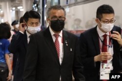 Direktur Jenderal Organisasi Kesehatan Dunia Tedros Adhanom Ghebreyesus, tengah, tiba untuk upacara pembukaan Olimpiade Tokyo 2020, di Stadion Olimpiade di Tokyo, pada 23 Juli 2021. (Foto: AFP)