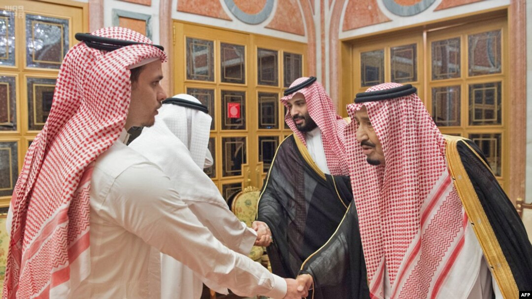 Ibubamfu, umuganwa wa Arabiya Sawudite Salman n'umuhungu wiwe baramutsa abahungu ba Khashoggi.Ni ifoto yafashwe mu 2018