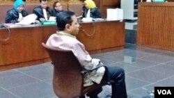 Terdakwa kasus korupsi KTP elektronik yang juga mantan Ketua DPR Setya Novanto mendengarkan pembacaan tuntutan oleh jaksa di Pengadilan Tipikor, Jakarta, Kamis (29/3). (Foto: VOA/Fathiyah)