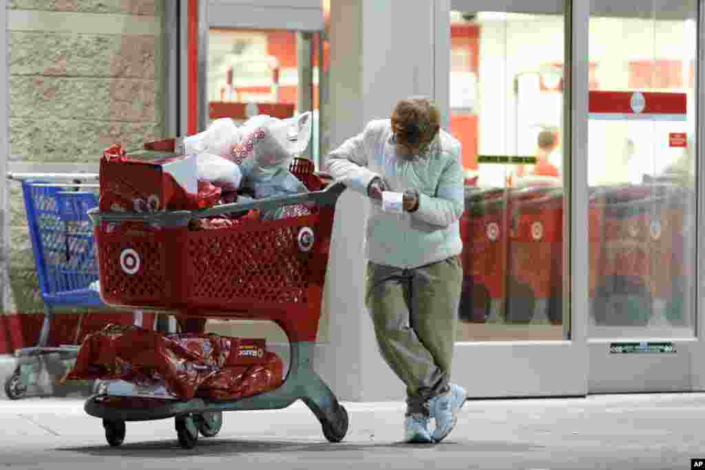 Betsy McGonagle memeriksa kuitansi pembayaran setelah berbelanja dengan diskon Black Friday di toko Target, Philadelphia, Pennsylvania (23/11).