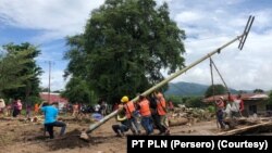 Perusahaan Listrik Negara (PLN) terus melakukan pemulihan kelistrikan terdampak badai siklon tropis Seroja di NTT. Hingga Senin (5/4) pukul 24.00 WITA, PLN berhasil memulihkan 359 gardu listrik yang sebelumnya terdampak badai. (Foto: Courtesy/PT PLN Persero)