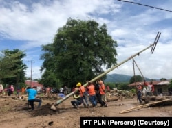 Perusahaan Listrik Negara (PLN) terus melakukan pemulihan kelistrikan terdampak badai siklon tropis Seroja di NTT. Hingga Senin (5/4) pukul 24.00 WITA, PLN telah berhasil memulihkan 359 gardu listrik yang sebelumnya terdampak badai. (Foto: Courtesy/PT PLN