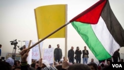 Palestinians protest outside UNRWA headquarters in Beirut in 2016. The protests were prompted by a change in UNRWA medical support, widely interpreted as a cut. (J. Owens/VOA)