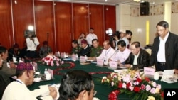 မြန်မာအစိုးရငြိမ်းချမ်းရေးအဖွဲ့ခေါင်းဆောင် ဦးအောင်သောင်းနဲ့ KIO တို့ မတ်လ ၈ ရက်နေ့က ငြိမ်းချမ်းရေးအတွက် တွေ့ဆုံခဲ့ကြစဉ်။ 