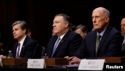 De gauche à droite, le directeur du Federal Bureau of Investigation (FBI), Christopher Wray, le directeur de l'Agence centrale de renseignement (CIA), Mike Pompeo, et le directeur du renseignement national (DNI), Dan Coats, attendent de témoigner devant le Comité sénatorial du renseignement à Capitol Hill à Washington, 13 février 2018.