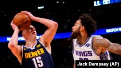 Le pivot de Denver, Nikola Jokic, à gauche, contre Willie Cauley-Stein des Sacramento Kings, Denver, le 13 février 2019 (AP Photo/Jack Dempsey)