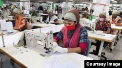 বাংলাদেশের পোশাক কারখানায় কাজ করছেন শ্রমিকেরা। 