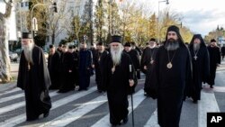 Sveštenici Srpske pravoslavne crkve na litiji u Crnoj Gori (Foto: AP/Risto Bozovic)
