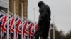 Banderas británicas ondean frente al Parlamento cerca de la estatua de Winston Churchill en Londres el jueves, 30 de enero de 2020.