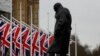 Bendera Inggris berkibar dekat patung Winston Churchill di luar gedung parlemen di London, 30 Januari 2020.