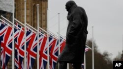 Bendera Inggris berkibar di depan Parlemen dekat patung Winston Churchill di London, 30 Januari 2020.