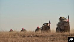 Les troupes turques et américaines effectuent des patrouilles conjointes autour de la ville syrienne de Manbij le 1er novembre 2018.