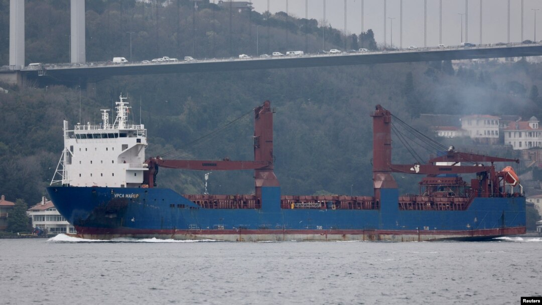 Kapal kargo Rusia Ursa Major melintasi Selat Bosphorus di Istanbul, Turki, 11 April 2023. (Foto: Reuters)