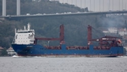 Kapal kargo Rusia Ursa Major melintasi Selat Bosphorus di Istanbul, Turki, 11 April 2023. (Foto: Reuters)