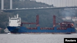 Kapal kargo Rusia Ursa Major melintasi Selat Bosphorus di Istanbul, Turki, 11 April 2023. (Foto: Reuters)