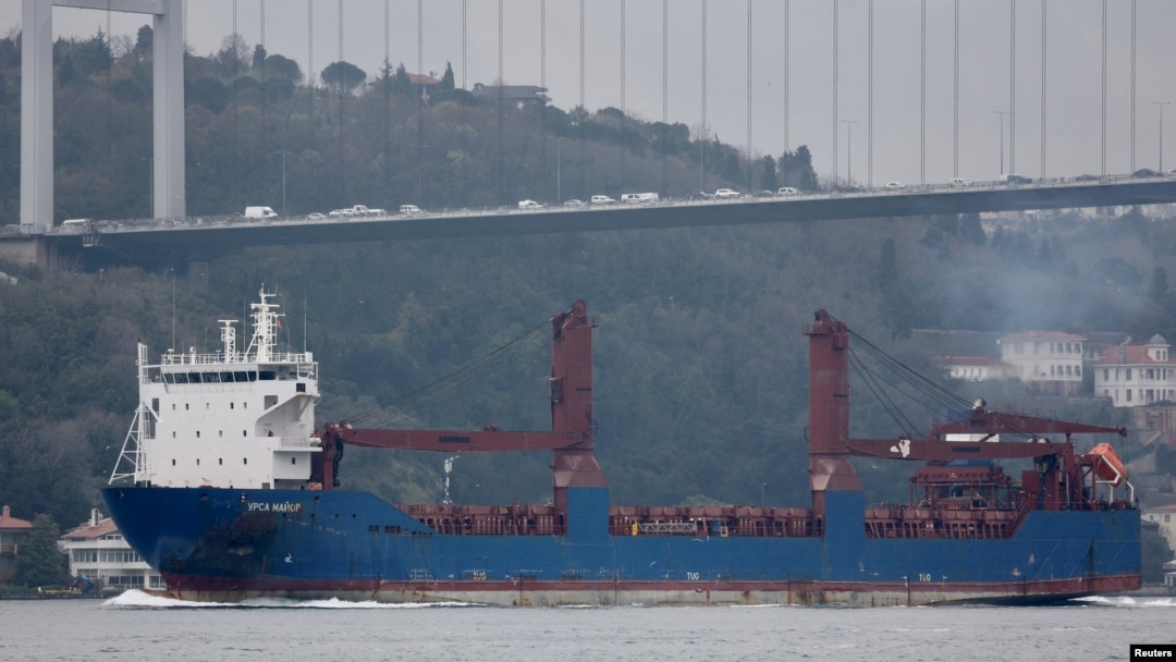 Arhiva - Ruski teretni brod Veliki medvjed prolazi kroz Bosfor u Istanbulu, Turska, 11. aprila 2023. (Foto: REUTERS/Yoruk Isik)