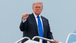 唐纳德·特朗普总统在马里兰州的安德鲁斯联合基地登上“空军一号”专机，准备前往佛罗里达州的棕榈滩国际机场。(2026年4月24日)