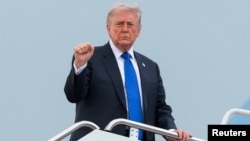 唐纳德·特朗普总统在马里兰州的安德鲁斯联合基地登上“空军一号”专机，准备前往佛罗里达州的棕榈滩国际机场。(2026年4月24日)