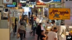 Suasana di Grand Central Market, Los Angeles, California, 16 November 2020. Mulai hari Selasa, 17 November 2020, Gubernur California, Gavin Newsom menetapkan restriksi baru untuk mengurangi perebakan Covid-19, termasuk larangan layanan makan di dalam ruangan. 