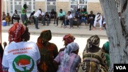 Khalifa Sall supporters sit in front of the Supreme Court, waiting for the verdict on the mayor’s request for temporary release during the election campaign, in Dakar, Senegal, July 20, 2017. (S. Christensen/VOA)