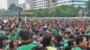 Ratusan pengemudik ojek online berunjuk rasa di depan gedung DPR/MPR Senayan, Jakarta, hari Senin (23/4). (VOA/Fathiyah)