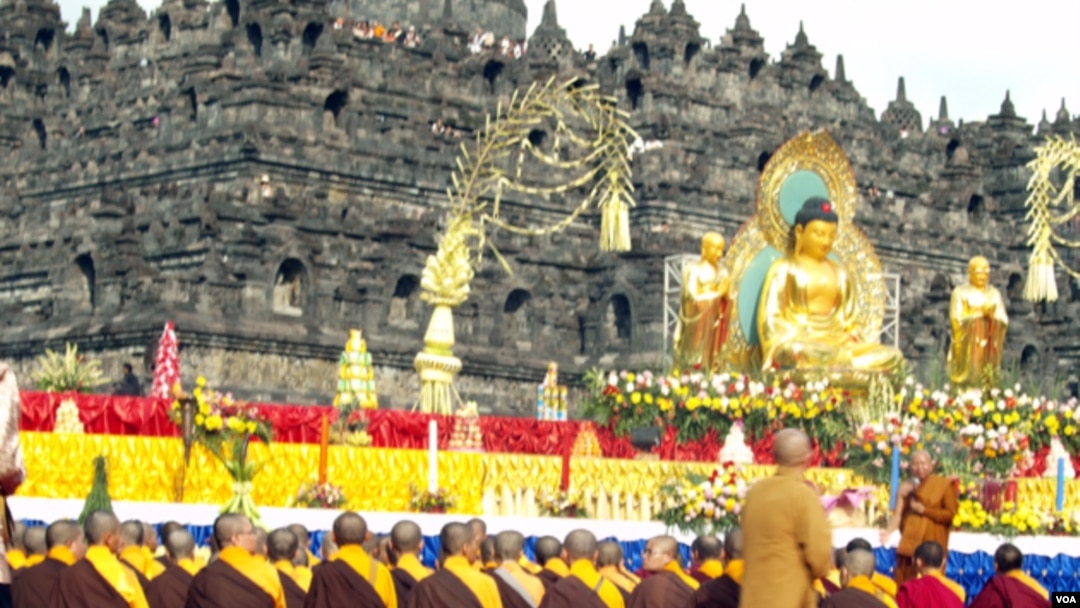 Para Bhiksu dan umat Budha berdoa di pelataran Candi Borobudur dalam perayaan Hari Raya Waisak, Sabtu petang, 25 Mei 2013 (VOA/Munarsih Sahana).