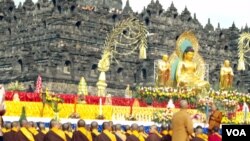 Para Bhiksu dan umat Budha berdoa di pelataran Candi Borobudur dalam perayaan Hari Raya Waisak, Sabtu petang, 25 Mei 2013 (VOA/Munarsih Sahana).