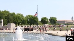 “陣亡將士紀念日”這天華盛頓二戰紀念園內的遊人和憑弔者。 （美國之音楊晨拍攝）