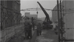 Berlin je zidom podeljen 1961, izgrađenim da bi se sprečili prebezi istočnih Nemaca u zapadni deo države.