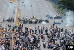 Demonstrators clash with the riot police during a protest against Venezuelan President Nicolas Maduro, in Caracas, April 20, 2017.