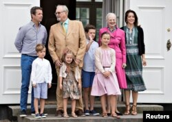 (Dari kiri) Putra Mahkota Pangeran Frederik, Pangeran Vincent, Pangeran Henrik, Putri Josephine, Pangeran Christian, Putri Isabella, Ratu Margrethe, dan Putri Mahkota Mary berfoto di Kastil Grasten, di Grasten, Denmark, 15 Juli 2016.