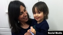 نازنین زاغری رتکلیف و دخترش گابریلا هنگام ملاقات در زندان