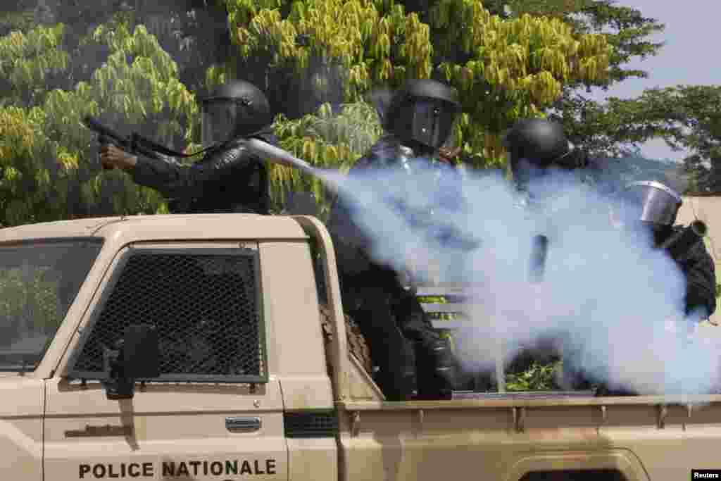 La police a lancé des grenades à gaz lacrymogène lors d&rsquo;une manifestation de l&rsquo;opposition contre la révision constitutionnelle à Ouagadougou, Burkina Faso, le 28 octobre 2014. 